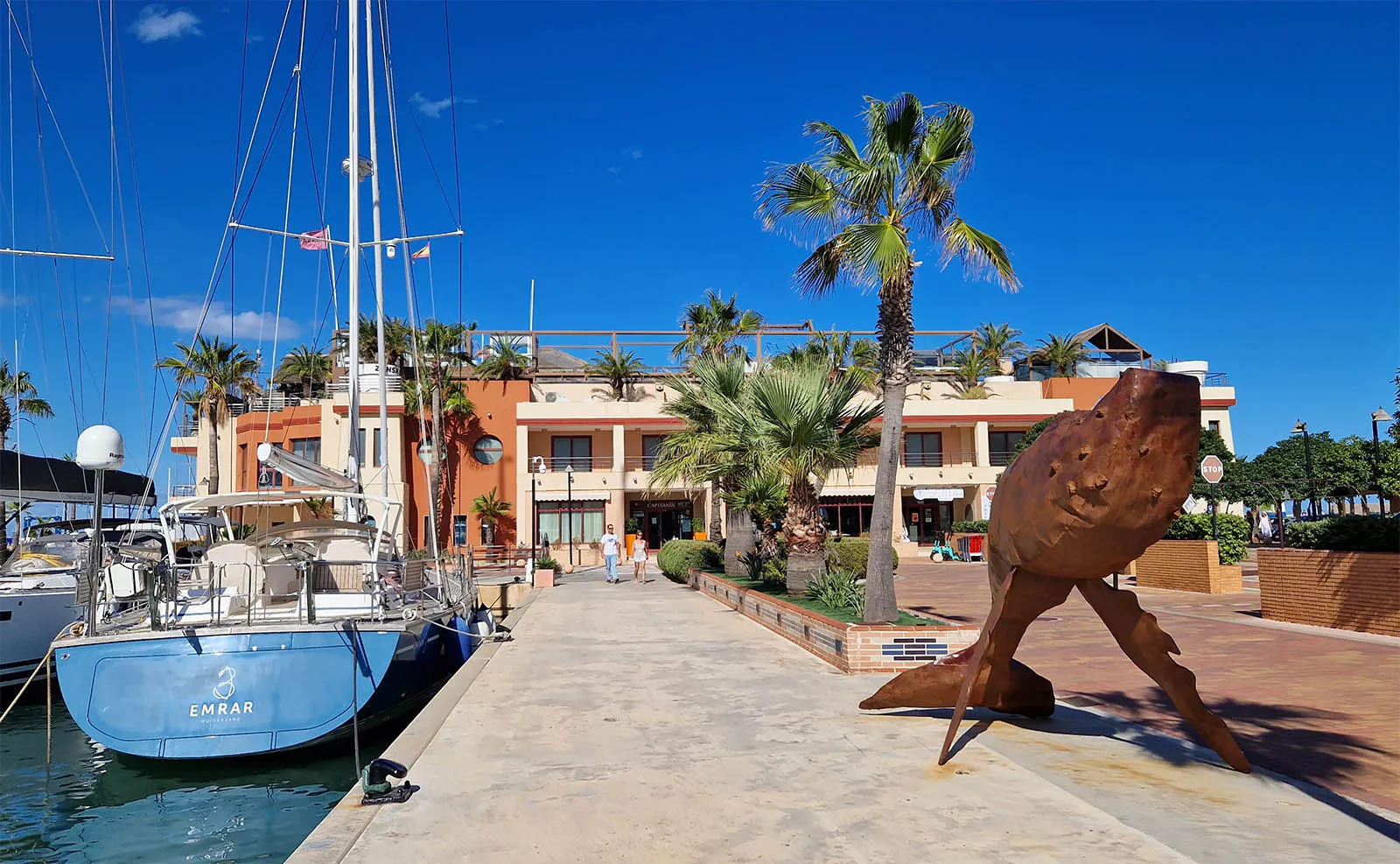 beeld van walvis in de jachthaven