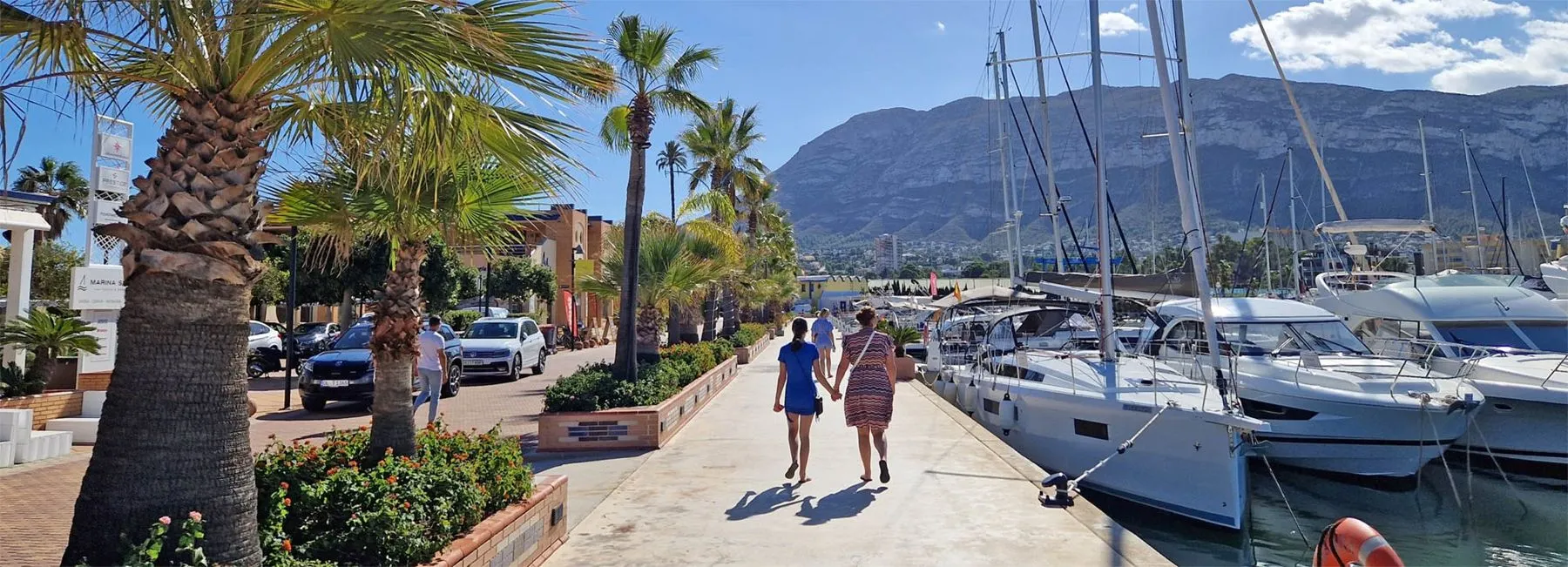 Jachthaven van denia met restaurants en bars