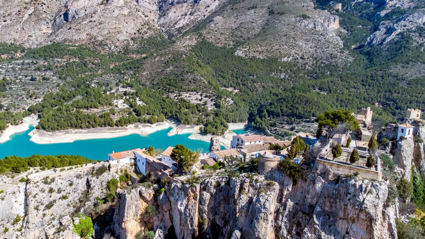 luchtfoto guadalest kasteel met stuwmeer in achtergrond