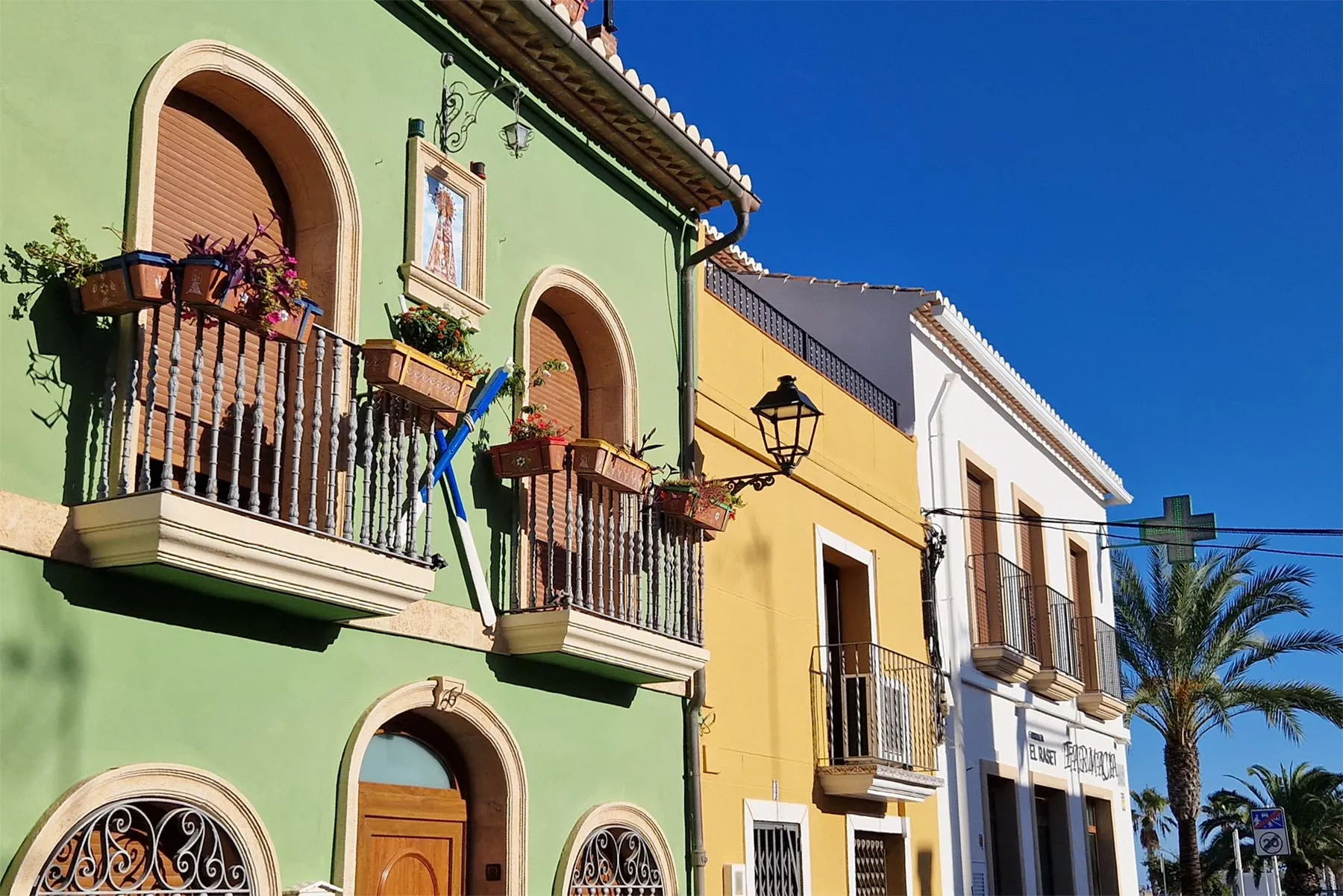 Kleurrijke huizen in de visserswijk Baix la Mar in Dénia