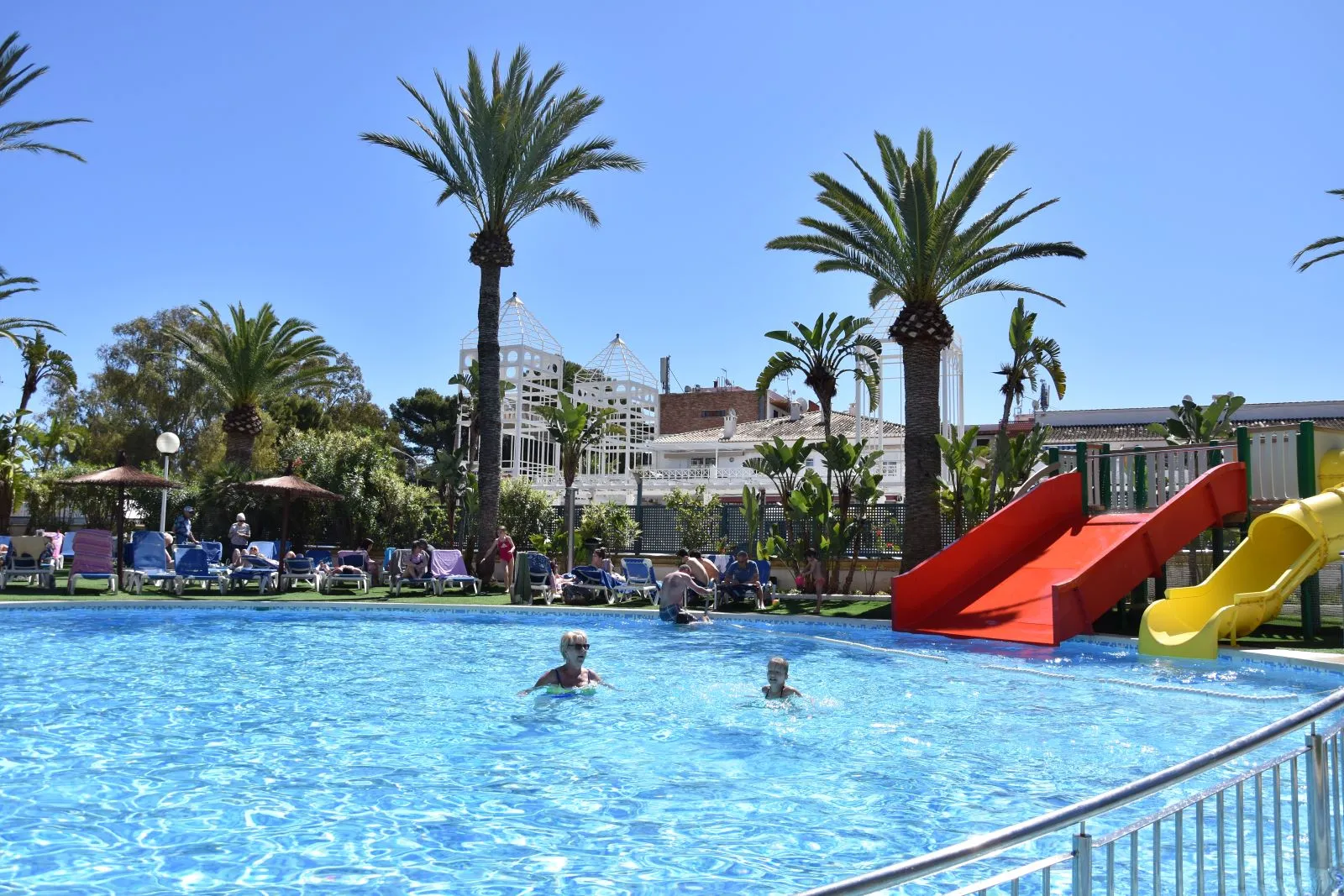 Zwembad met glijbaan in Dénia