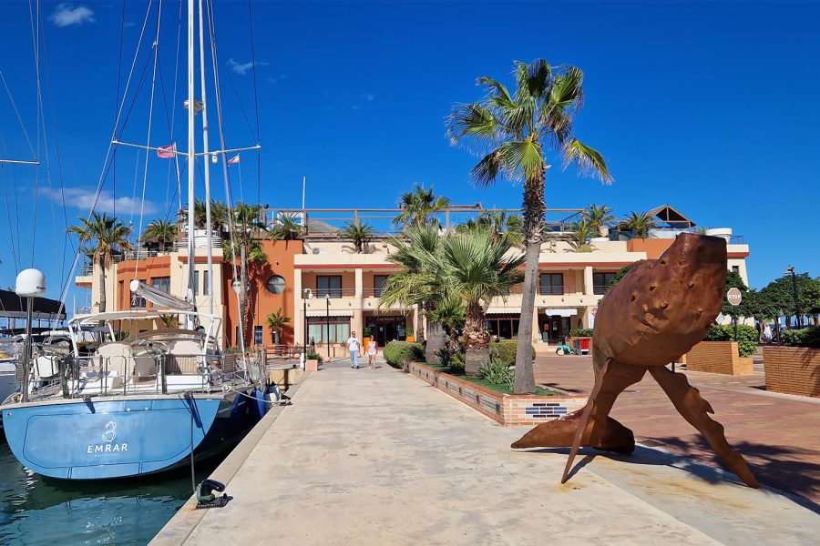 beeld van walvis in de jachthaven