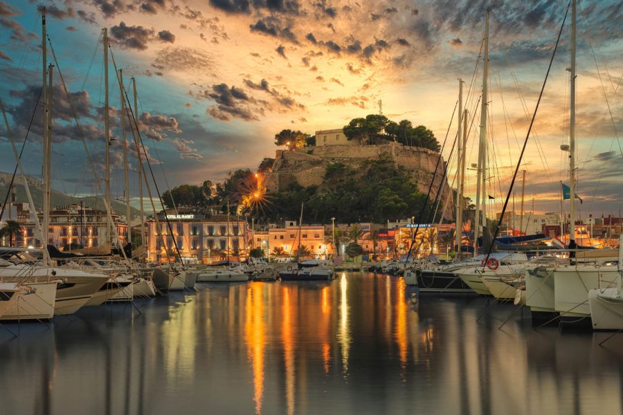 Kasteel Denia bij zonsondergang