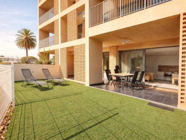 grote tuin met ligstoelen