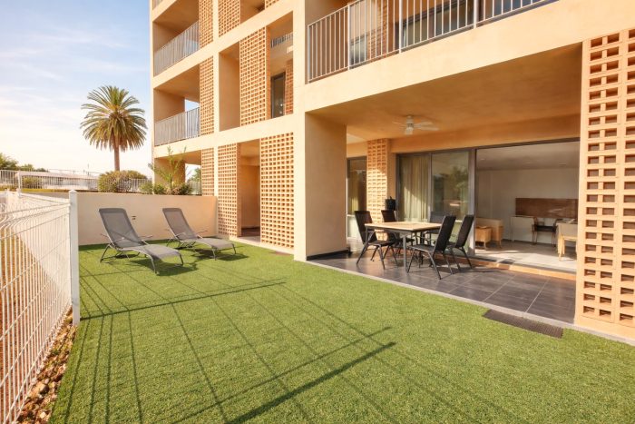 grote tuin met ligstoelen