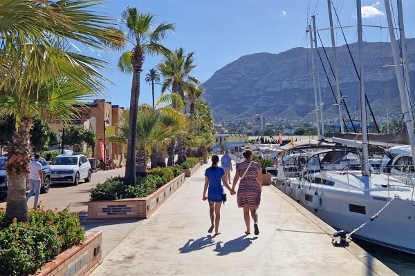 Jachthaven van denia met restaurants en bars