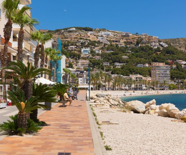 Boulevard langs kiezelstrand javea