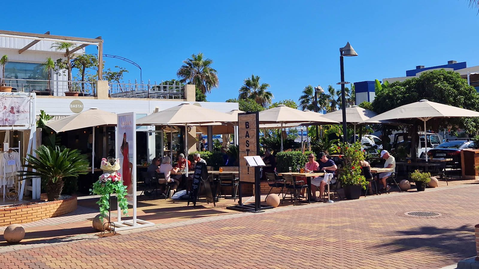 trendy bars en restaurants in de jachthaven van Denia