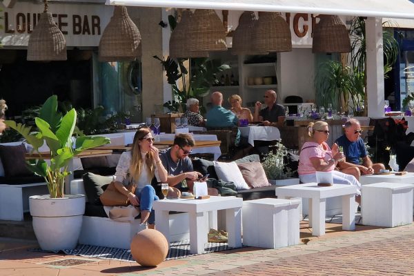 Lekker lunchen in het zonnetje met uitzicht op de bootjes