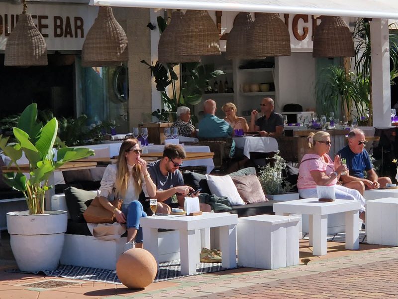 Lekker lunchen in het zonnetje met uitzicht op de bootjes