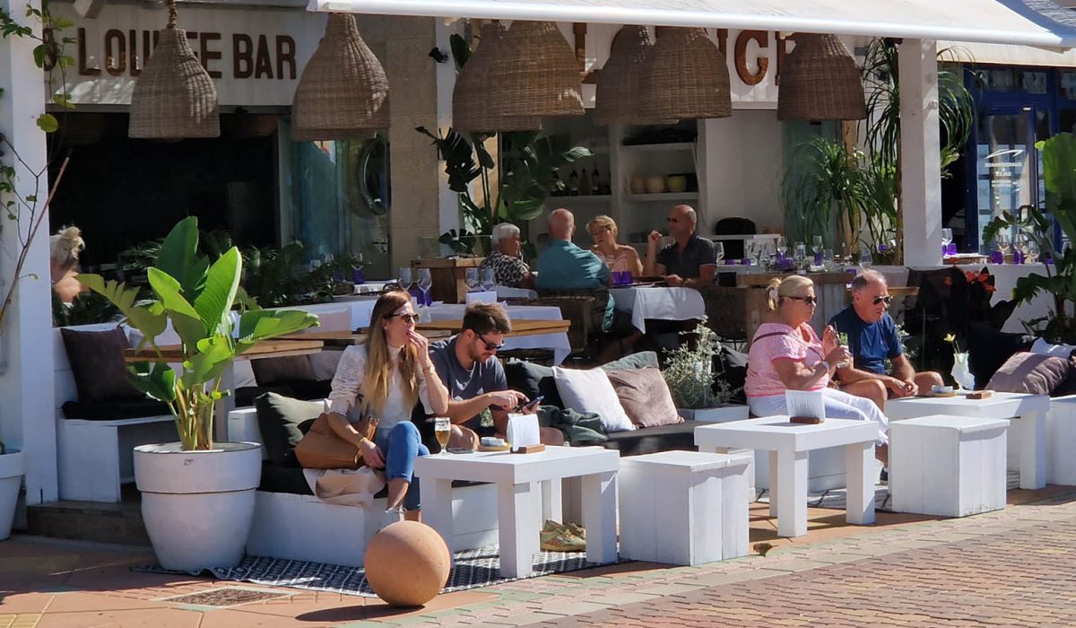 Lekker lunchen in het zonnetje met uitzicht op de bootjes