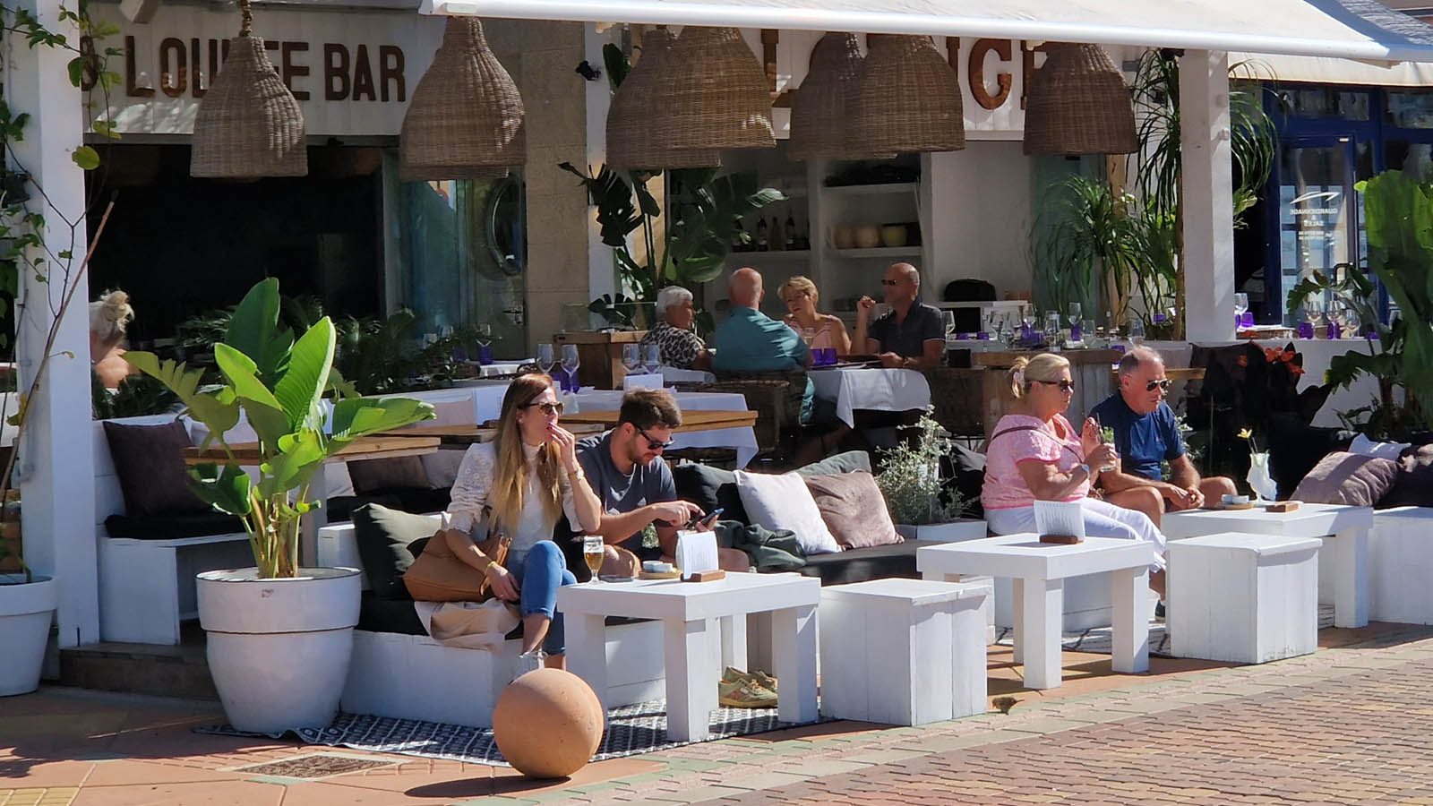 Lekker lunchen in het zonnetje met uitzicht op de bootjes