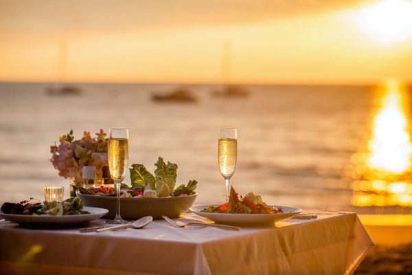 tafel dineren aan het strand tafel dineren aan het strand