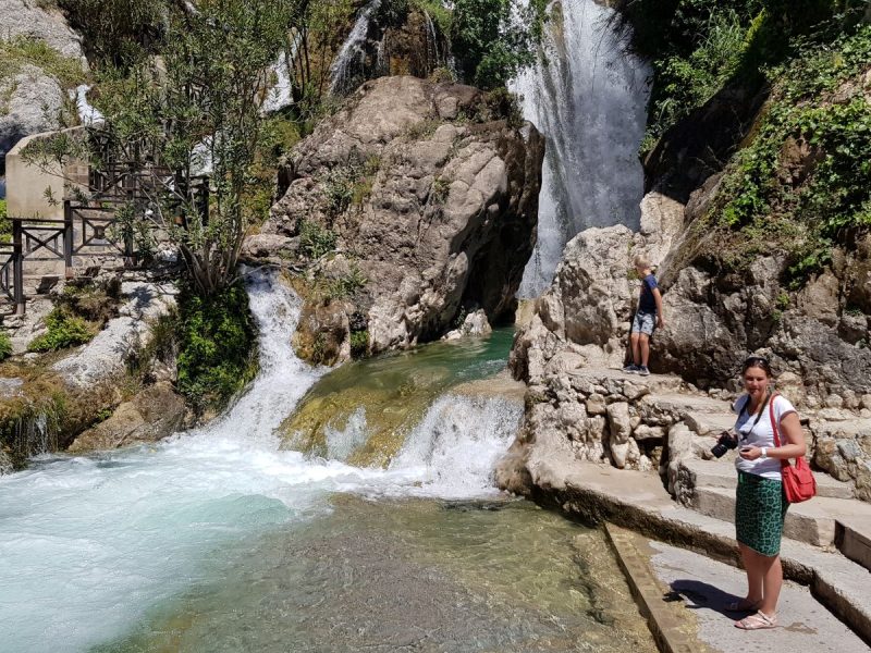 toeristen bij de waterval Algar EF