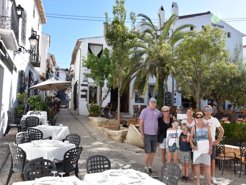 toeristen in Altea op een schattig pleintje EF